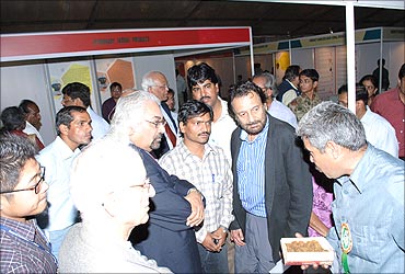 Sam Pitroda, Shekar Gupta talk to Dharamveer during the exhibition at  Rashtrapati Bhavan.