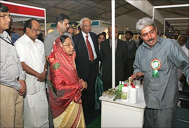 President Pratibha Patil talks to Dharamveer during the innovation exhibition at Rastrapati Bhavan.
