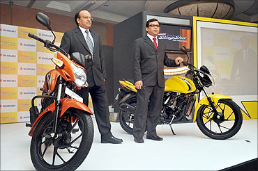 (L to R) Anand Thakur, head of sales, India and Vipul Goel, head of services, Suzuki Motorcycle.