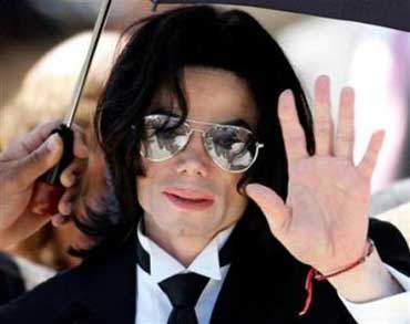 Michael Jackson waves to supporters as he leaves the Santa Barbara County Courthouse in California, June 13, 2005.