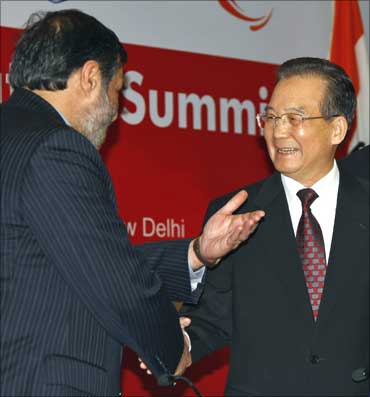 Chinese Premier Wen Jiabao (R) shakes hands with India's Trade Minister Anand Sharma as they attend the India-China Business Cooperation Summit in New Delhi.