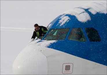 Heavy snowfall disrupts flights in Europe