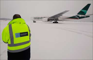 Heavy snowfall disrupts flights in Europe