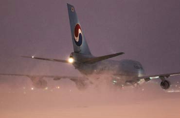 Thousands stranded, but flights to Heathrow resume