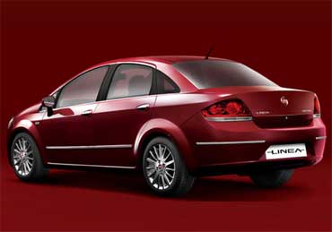 A side view of Fiat Linea.
