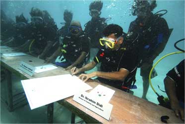 The Maldivian president and ministers held the world's first underwater cabinet.