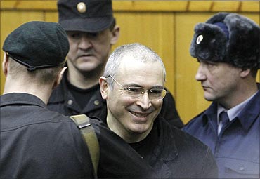 Khodorkovsky (2nd R) arrives for a court session in Moscow.