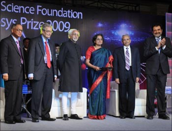 Upinder Singh, winner of Infosys Prize for Social Sciences. Also in the picture Narayana Murthy, Amartya Sen, Vice President Hamid Ansari, S Gopalakrishnan, and Mohandas Pai.