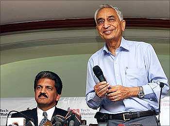 Anand Mahindra, chairman, Tech Mahindra, and Vineet Nayyar (right), chairman, Mahindra Satyam.