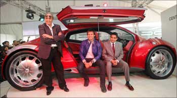 Dilip Chhabria (L), Vivek Oberoi (C) and Ajinkya Patil (R), chairman, DY Patil Group and the DC-Imperator.