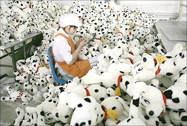 A worker makes toy dogs at a factory in north China's Tianjin municipality.