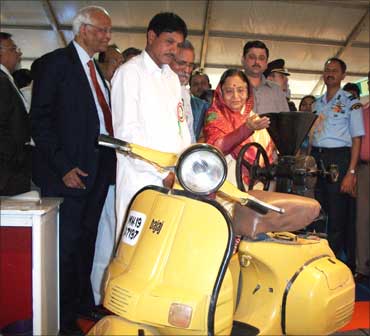 Jahangir shows the scooter-powered mill to President Pratibha Patil.