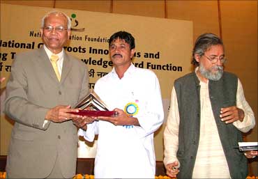Jahangir receives an award from Dr R A Mashelkar, Prof Gupta (R).