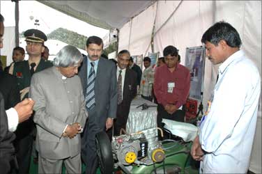 Former President Abdul Kalam looks at Jahangir's creation.
