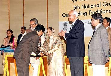 Kanak Gogoi receives an award from President Pratibha Patil.