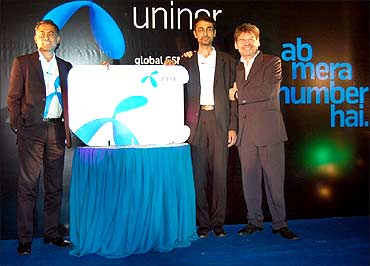 Uninor launches global GSM service in Kolkata.