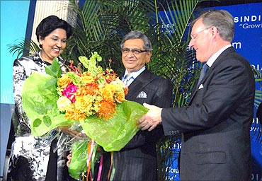 Pepsico CEO Indra Nooyi,(Left) welcomes External Affairs Minister SM Krishna (centre) with Terry McGraw (right) to the USIBC's anniversary function in Washington, DC