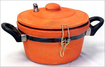 The popular clay pressure cooker.