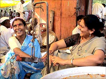Chetna Sinha with a vendor in the market.
