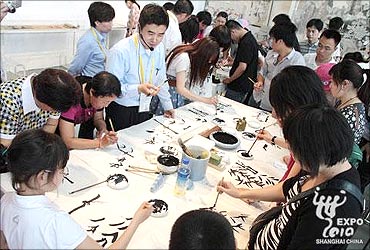 Masters introduce Chinese painting skills.