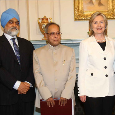 Planning Commission Deputy Chairman Montek Singh Ahluwalia and Finance Minister Pranab Mukherjee with US Secretary of State Hillary Clinton.