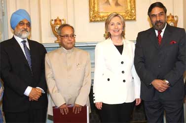 (L-R) Planning Commission Deputy Chairman Montek Singh Ahliwalia, Mukherjee, Clinton and Sharma.