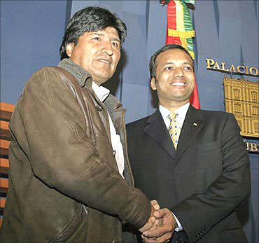 Bolivia's President Evo Morales (L) shakes hands with Naveen Jindal.