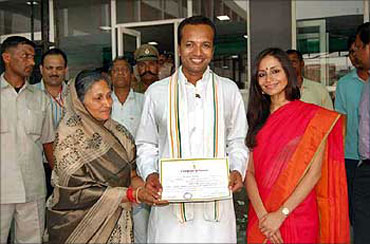 Navin Jindal with his mother Savitri Jindal and wife Shallu Jindal.