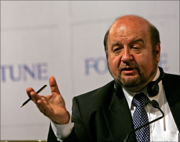 Peruvian economist Hernando de Soto.