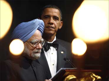 US President Barack Obama (R) listen to Prime Minister Manmohan Singh make a toast during a State Dinner in a giant tent on the South Lawn of the White House.