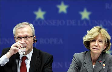 EU Economic and Monetary Affairs Commissioner Olli Rehn (L) and Spain's Economy Minister Elena Salga