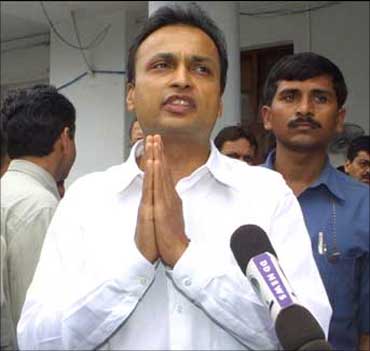 Anil Ambani in front of Breach Candy, when Dhirubhai was admitted there after he suffered a cardiac arrest.