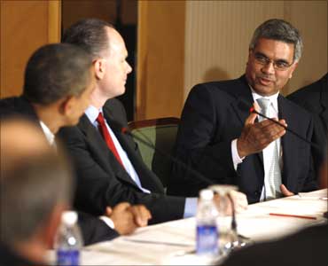 Spice Jet founder Bhupendra Kansagra (R) speaks to Barack Obama.