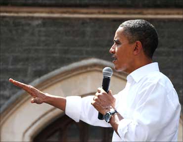 Obama interacting with the students, during his visit, to St. Xavier College.