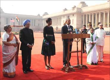 Obama interacting with the media, at the Ceremonial Reception, at Rashtrapati Bhawan, in New Delhi on November 8, 2010.