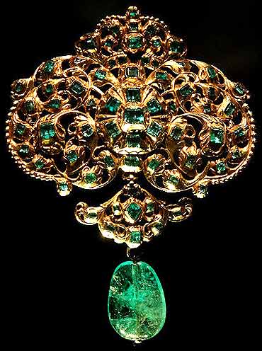 A gold and emerald jewellery.