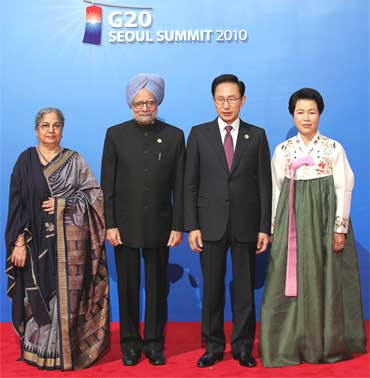 South Korea's President Lee Myung-bak and his wife Kim Yoon-ok pose with Prime Minister Manmohan Singh (2nd L) and his wife Gursharan Kaur