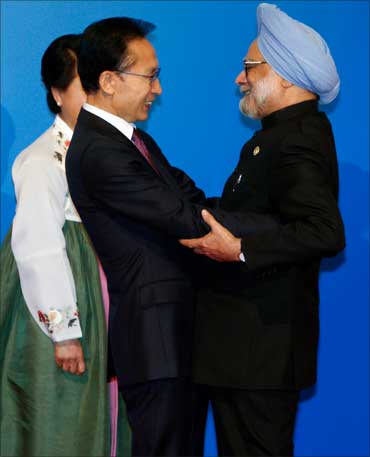 PM Manmohan Singh greets South Korean President Lee Myung-bak