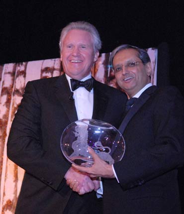 GE chairman Jeffrey Immelt with Citigroup CEO Vikram Pandit.