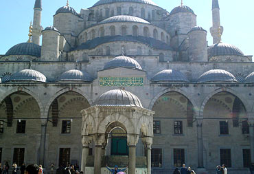 Th eBlue Mosque in Istanbul, Turkey.