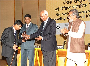 Sandeep receives the innovation award from Dr. R A Mashelkar, Prof Anil Gupta (R).
