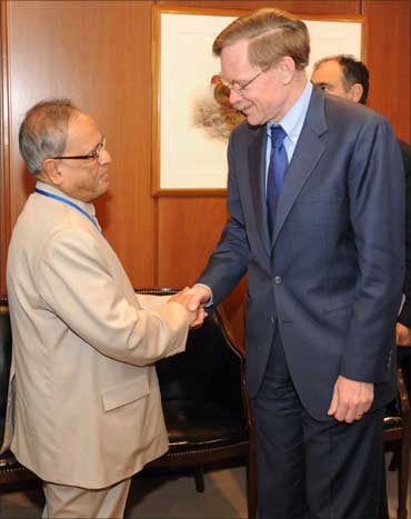 Finance Minister Pranab Mukherjee greets World Bank chief Robert Zoellick.
