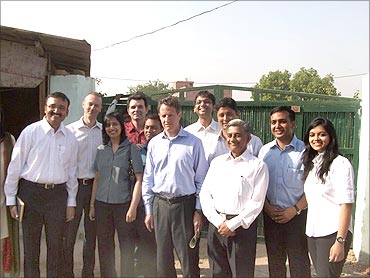 US Treasury Secretary Timothy Geithner and Diwakar Gupta, Dy. MD, SBI with team Eko.
