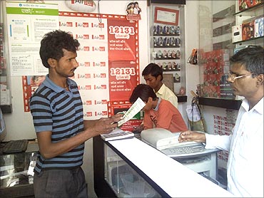 A customer asks a CSP in South Delhi for clarifications from the leaflet.