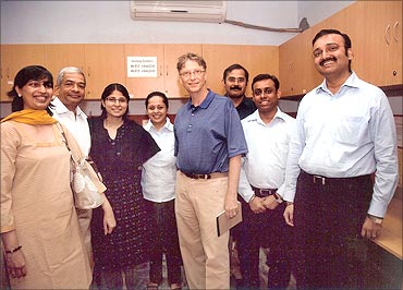 Bill Gates,  Abhishek Sinha (R) at Eko office in November 2008.