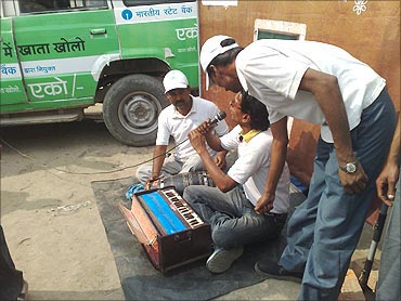 Actors trained by Eko start a nukkad natak in Bihar to educate rural customers about SBI-EKO.
