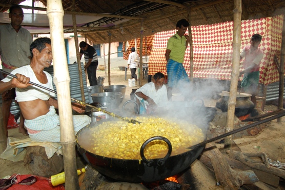 Cooks prepare lunch for Pranab mukherjee's guests.