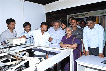 Delhi CM Sheila Dixit looks at Mallesham's innovation.