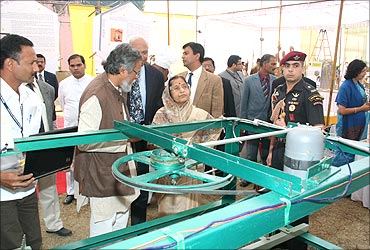 President Pratibha Patil looks at Mallesham's innovation.