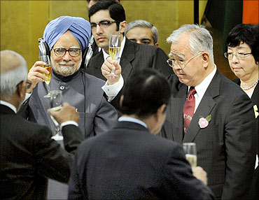 Prime Minister Manmohan Singh (2nd L) toasts with the Japan Business Federation (Keidanren) Chairman Hiromasa Yonekura (2nd R) during a luncheon with Japanese business leaders in Tokyo.